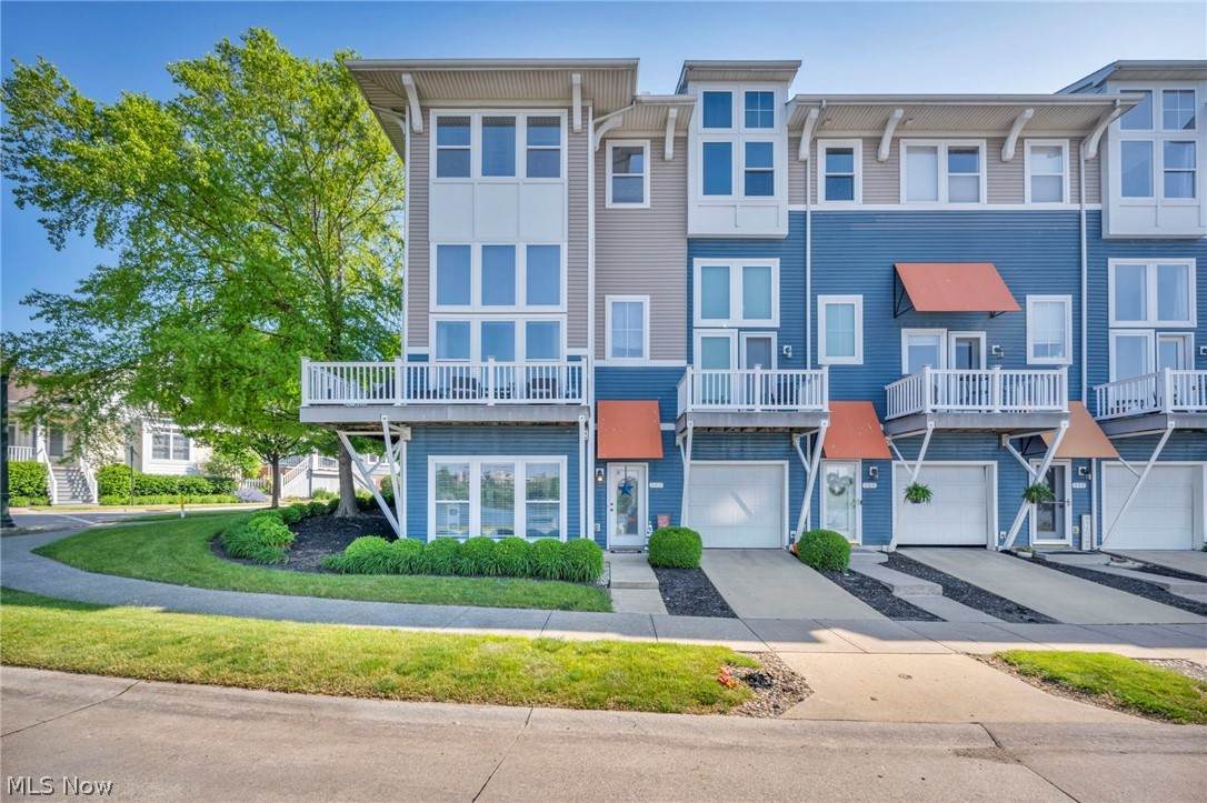 303 Arizona Avenue - Photo 1