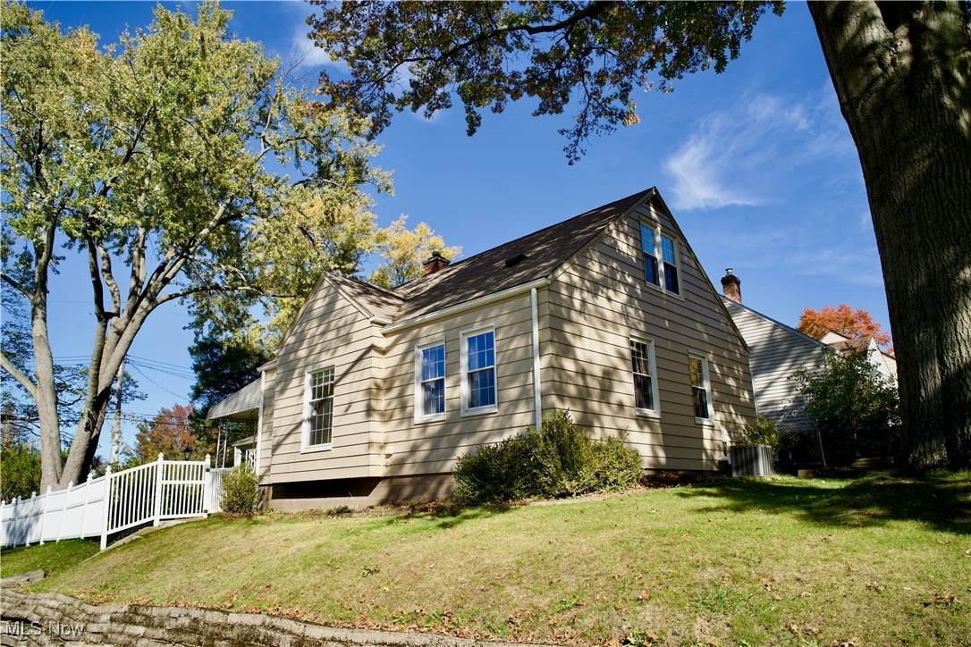 1595 Evergreen Avenue - Photo 1