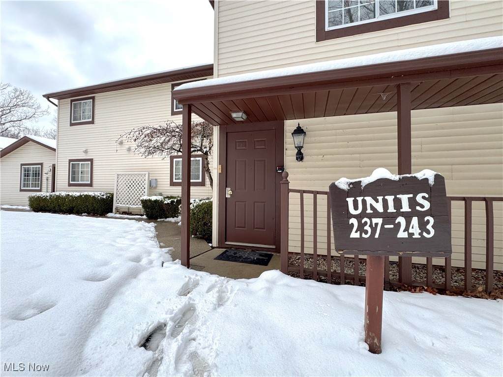 237 Greenbriar Court - Photo 1