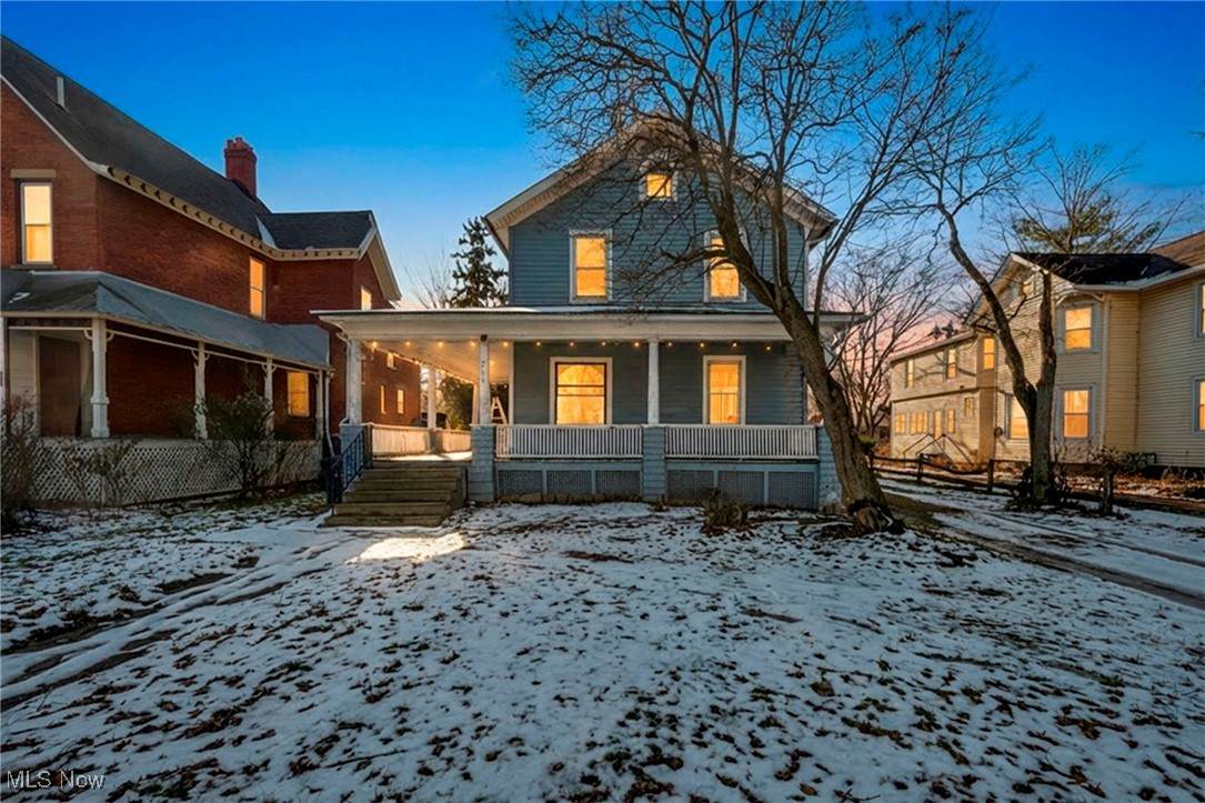 215 College Street - Photo 1