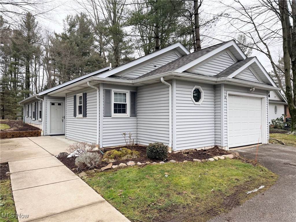 102 Burlington Oval Drive - Photo 1