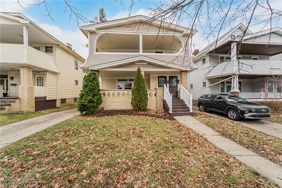 1600 Victoria Avenue - Photo 1