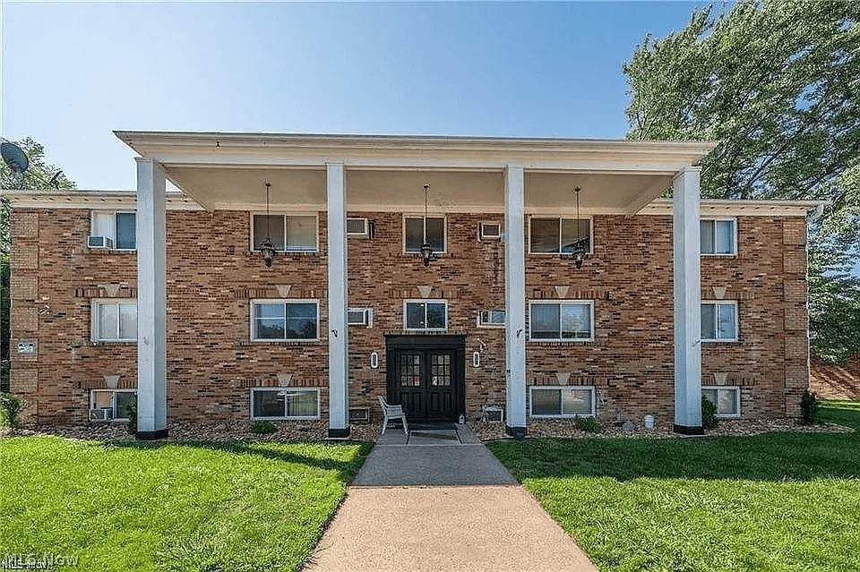 676 Shore Court - Photo 1