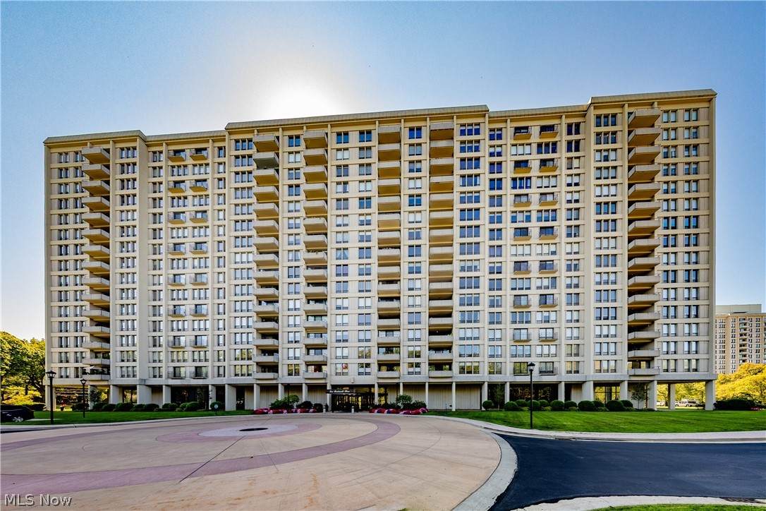 1 Lakeshore Boulevard - Photo 1