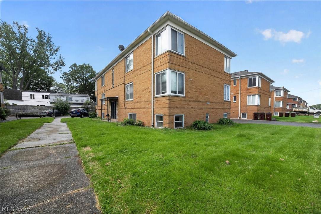 18963 Hilliard Boulevard - Photo 1