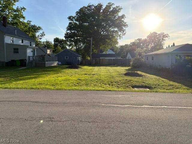 206 Oakwood Drive - Photo 1