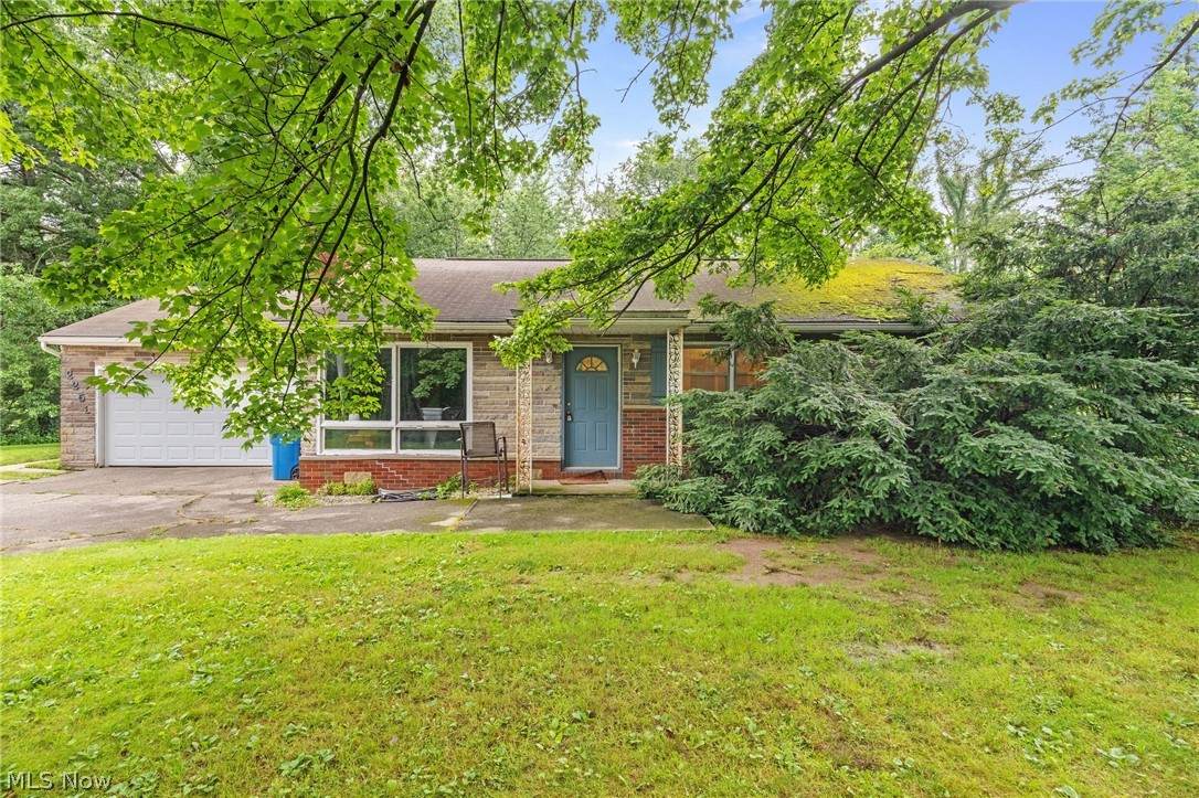 2253 Hi Vue Drive - Photo 1