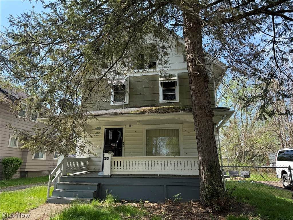 654 Carpenter Street - Photo 1