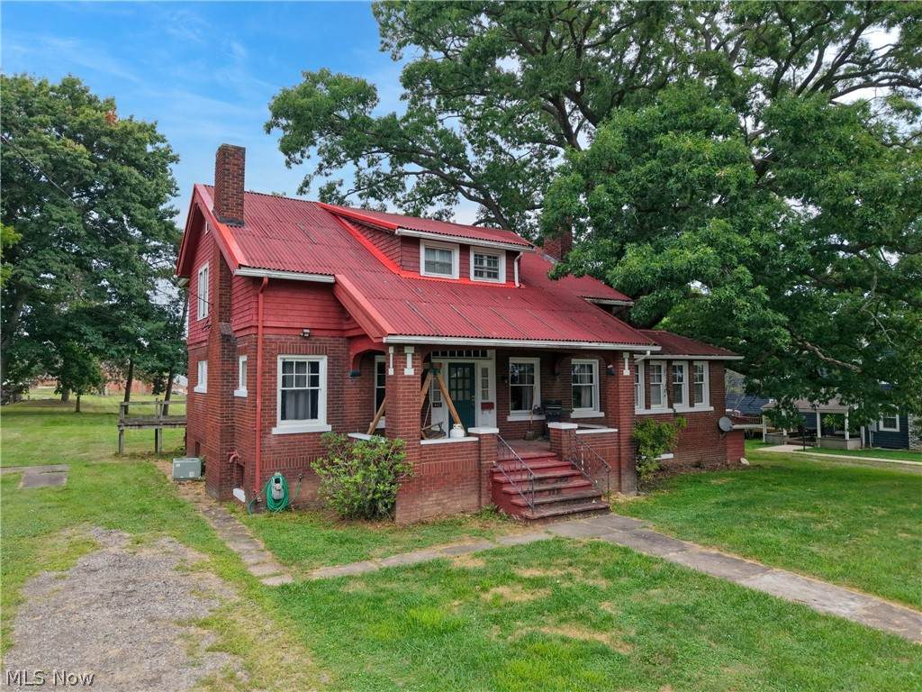 412 Oakwood Drive - Photo 1
