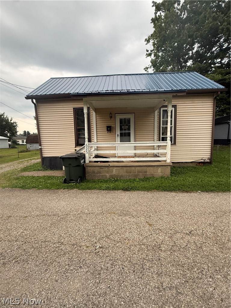 625 Henry Street - Photo 1