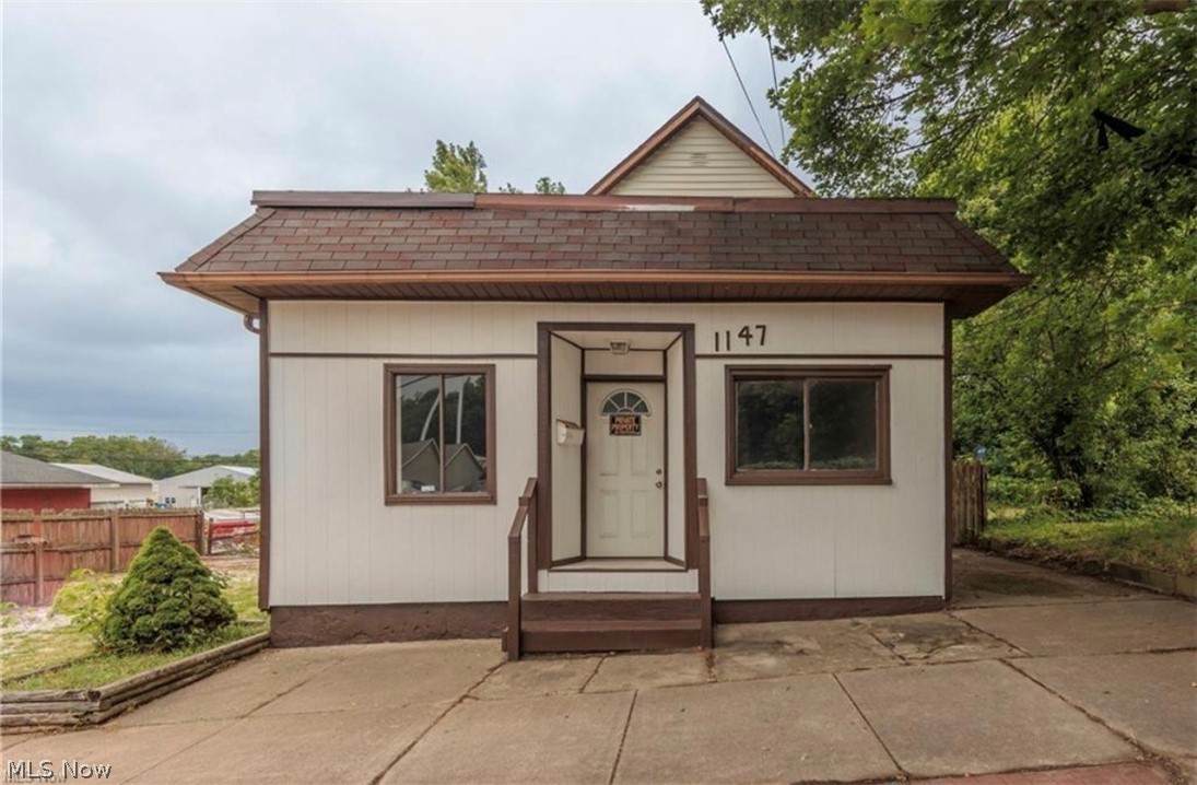1147 Newton Street - Photo 1