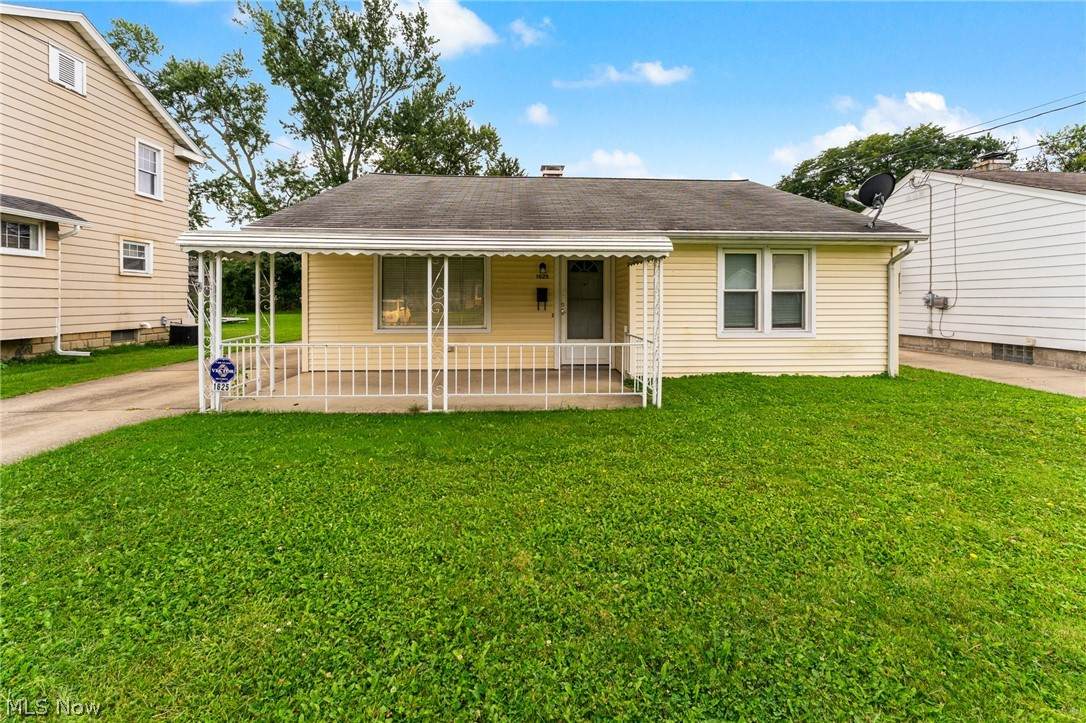 1625 Everett Avenue - Photo 1