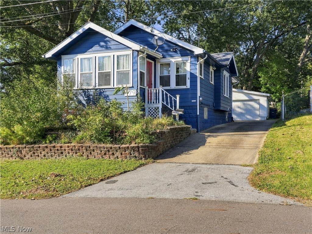 979 Iona Avenue - Photo 1
