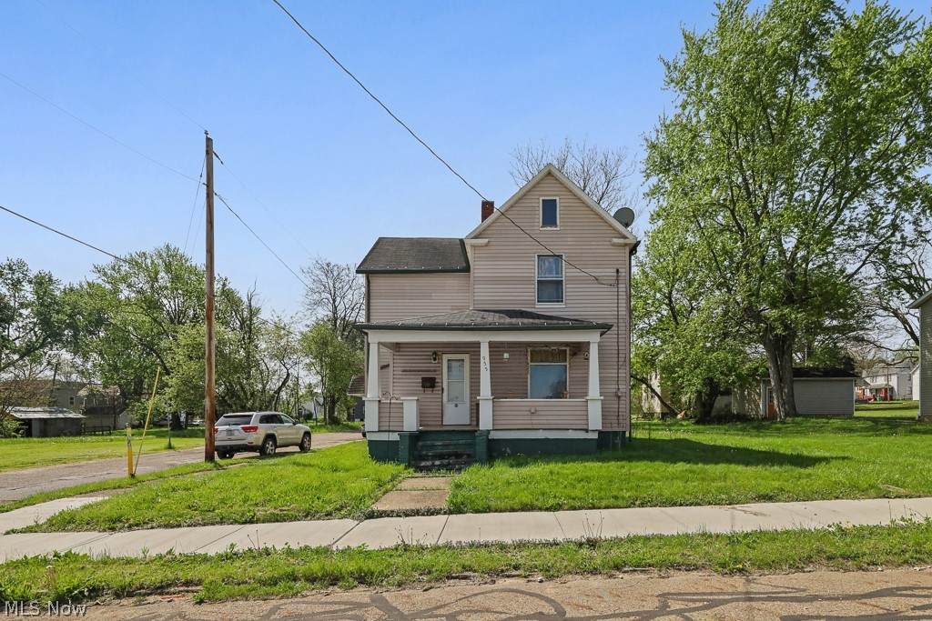 955 Summit Street - Photo 1