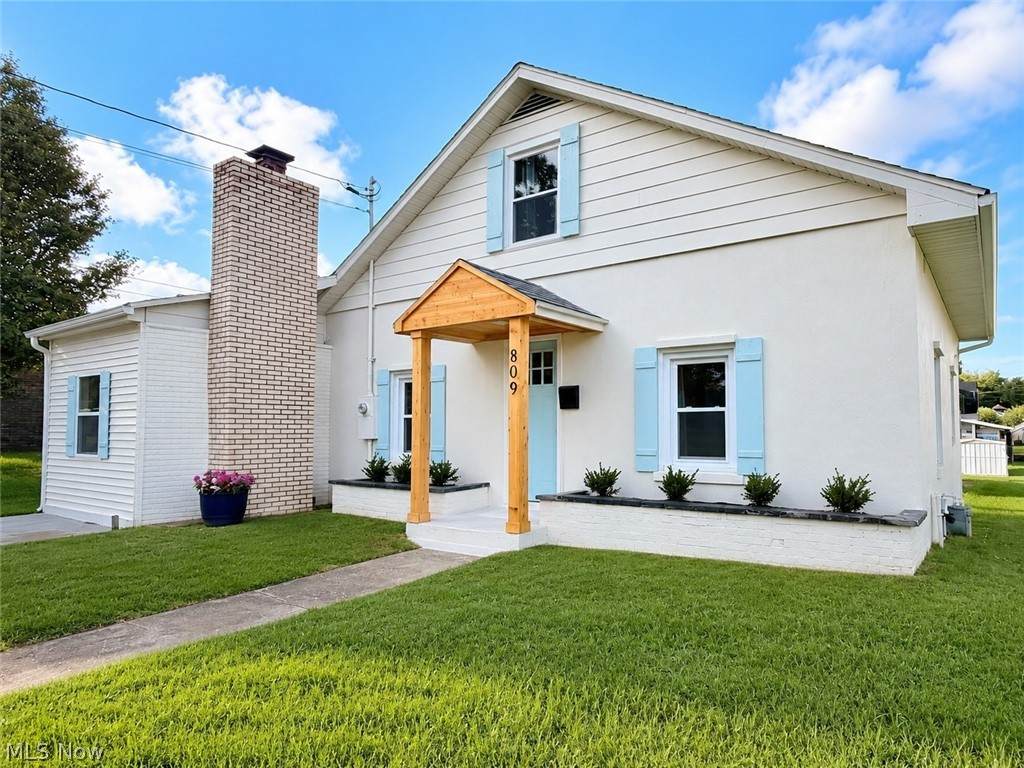809 32nd Street - Photo 1