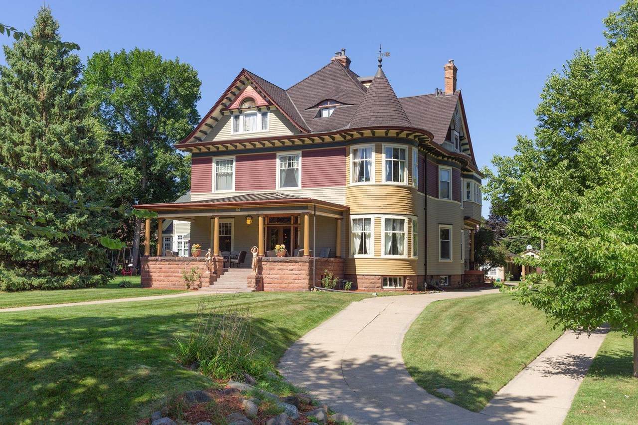 985 Summit Avenue - Photo 1