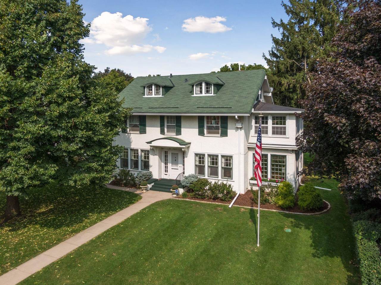 1425 Summit Avenue - Photo 1