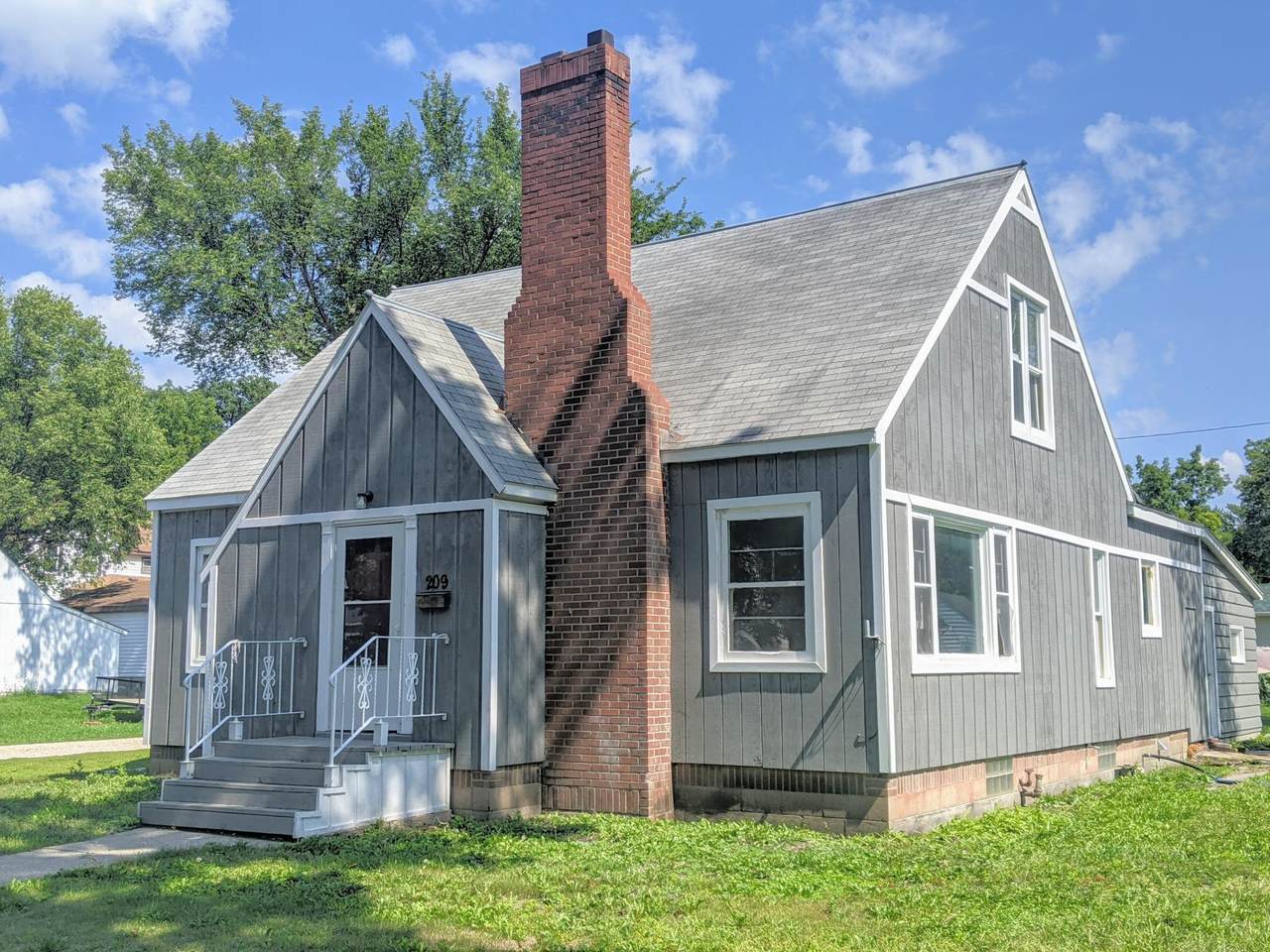 209 7th Street - Photo 1