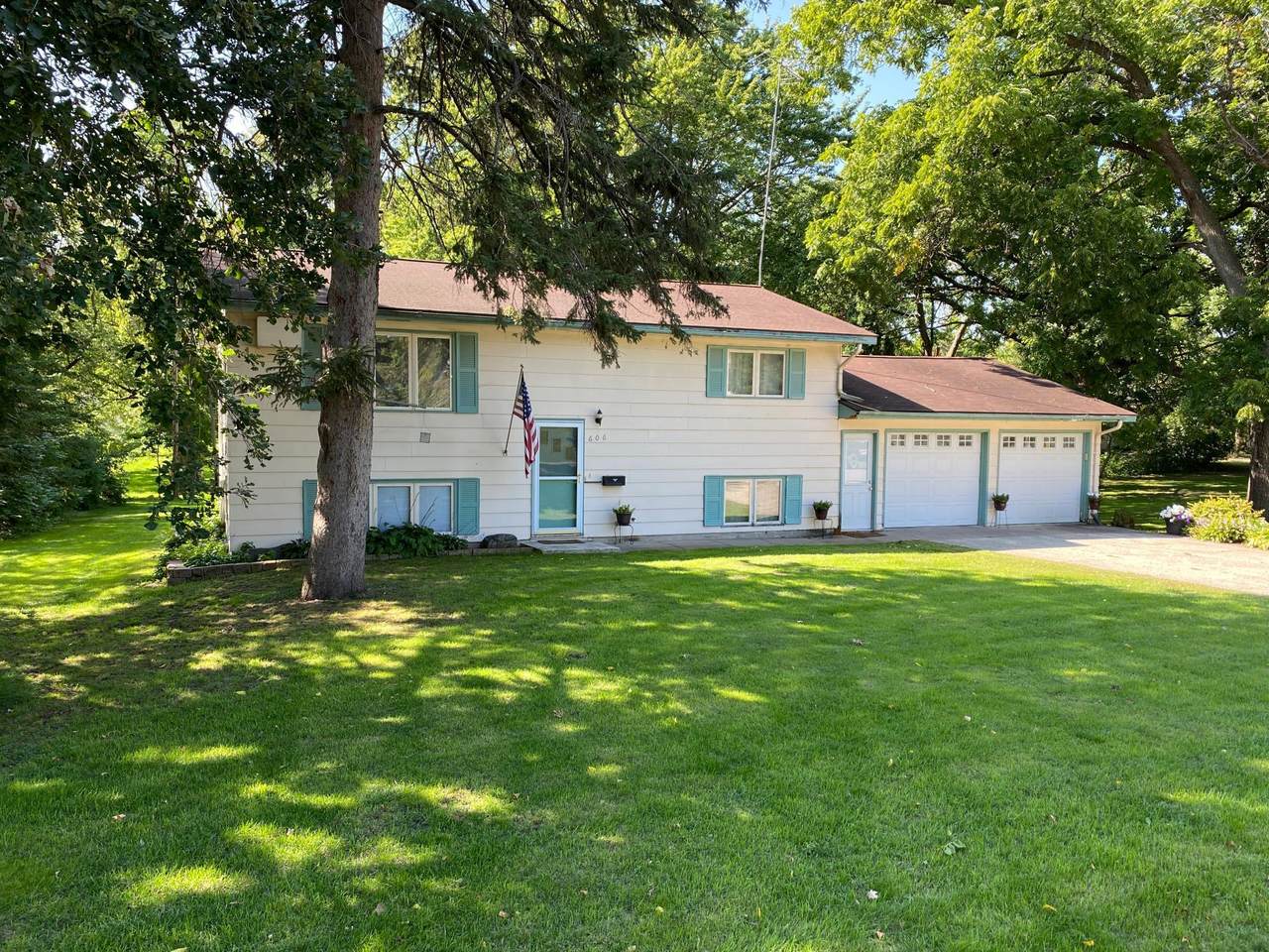 606 4th Street - Photo 1