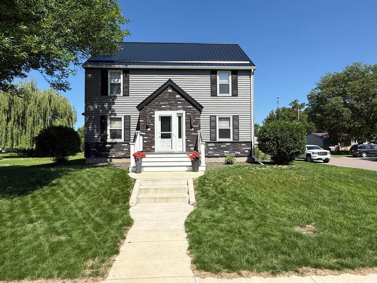 411 Vernon Avenue - Photo 1