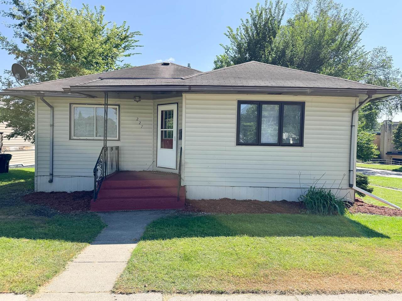 227 Bancroft Avenue - Photo 1
