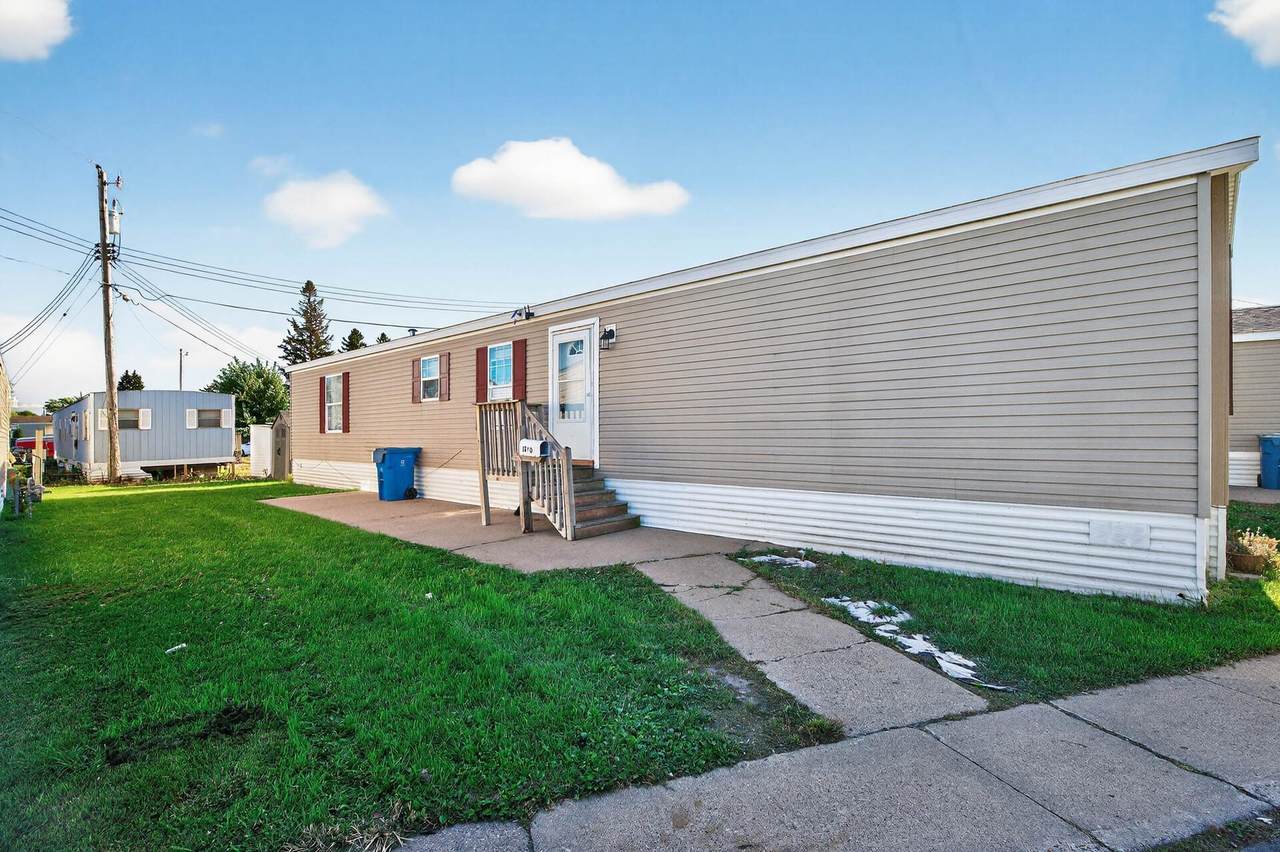 1010 North Circle Ne - Photo 1