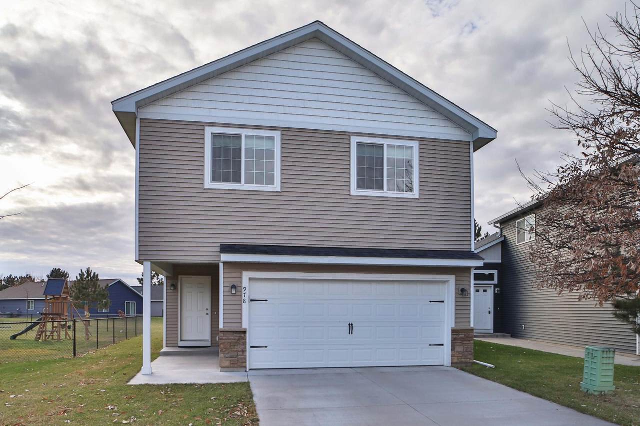 978 York Crt - Photo 1