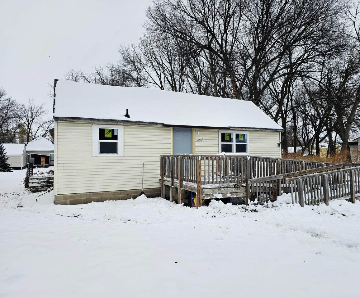 905 6th Street - Photo 1