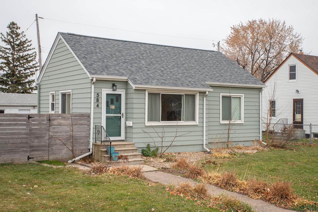 584 Pelham Boulevard - Photo 1