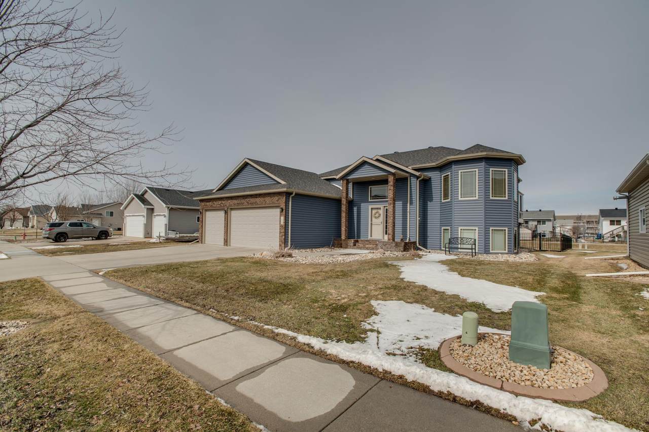 1610 42nd Avenue - Photo 1