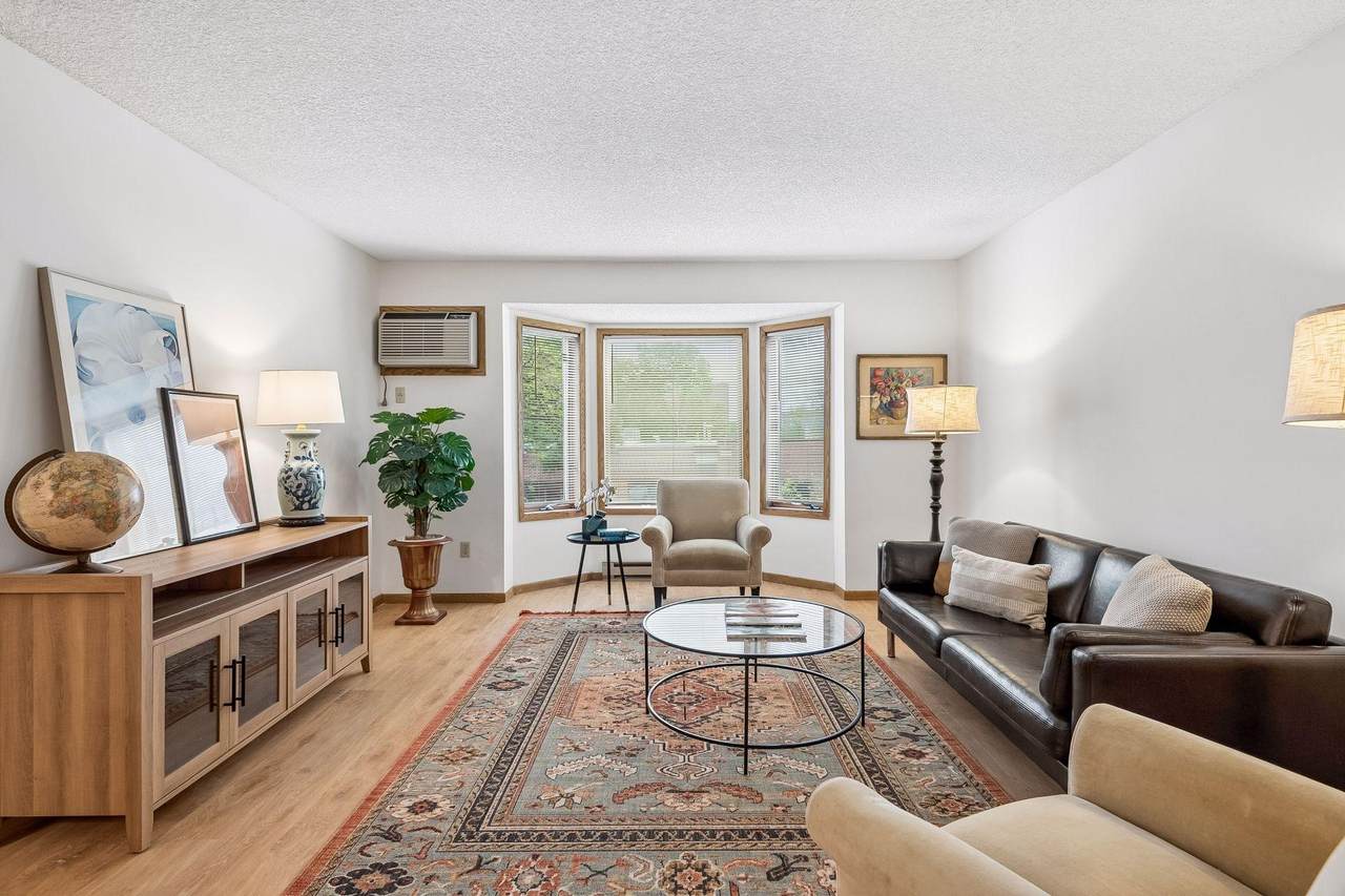 2425 Franklin Avenue - Photo 1