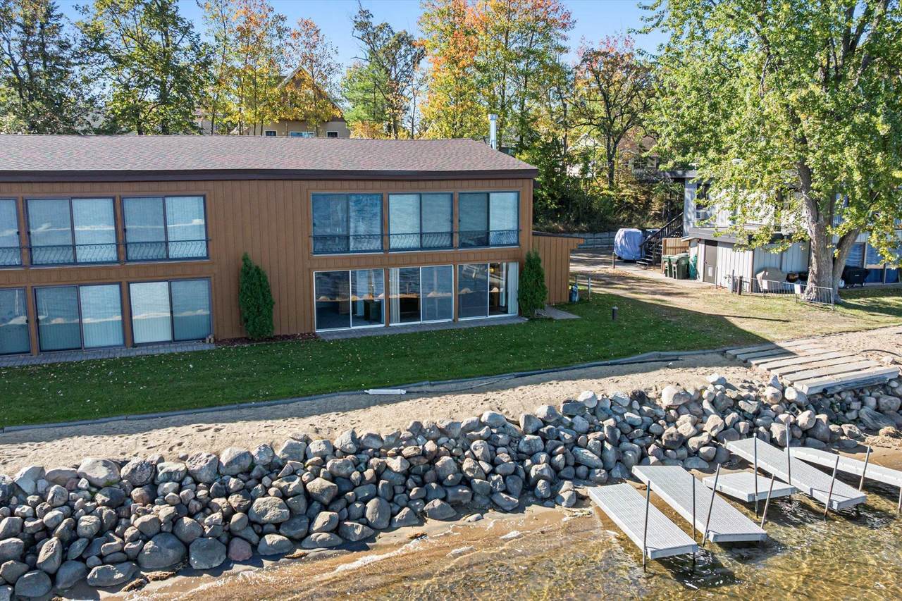 9125 Breezy Point Drive - Photo 1
