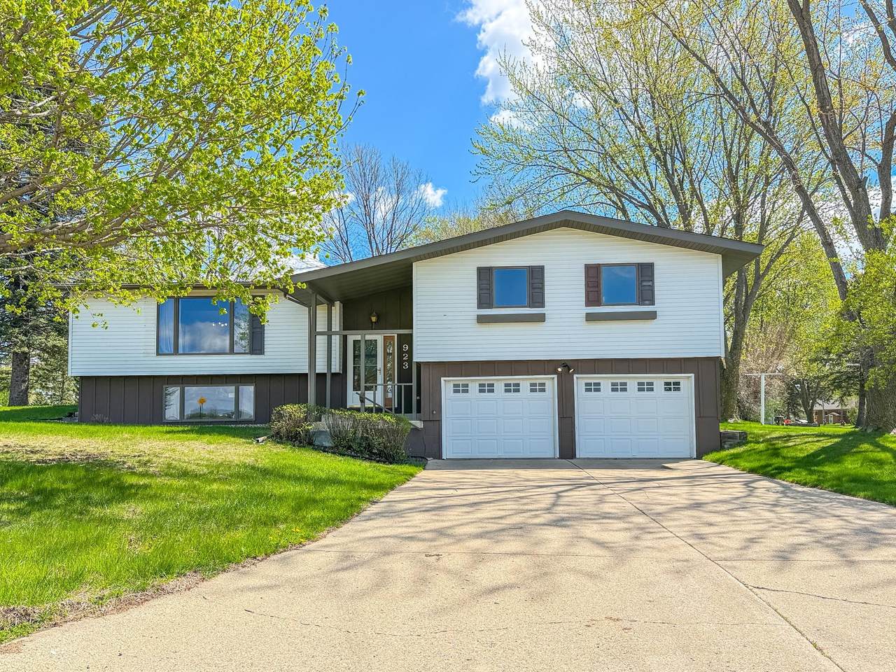 923 Summit Drive - Photo 1