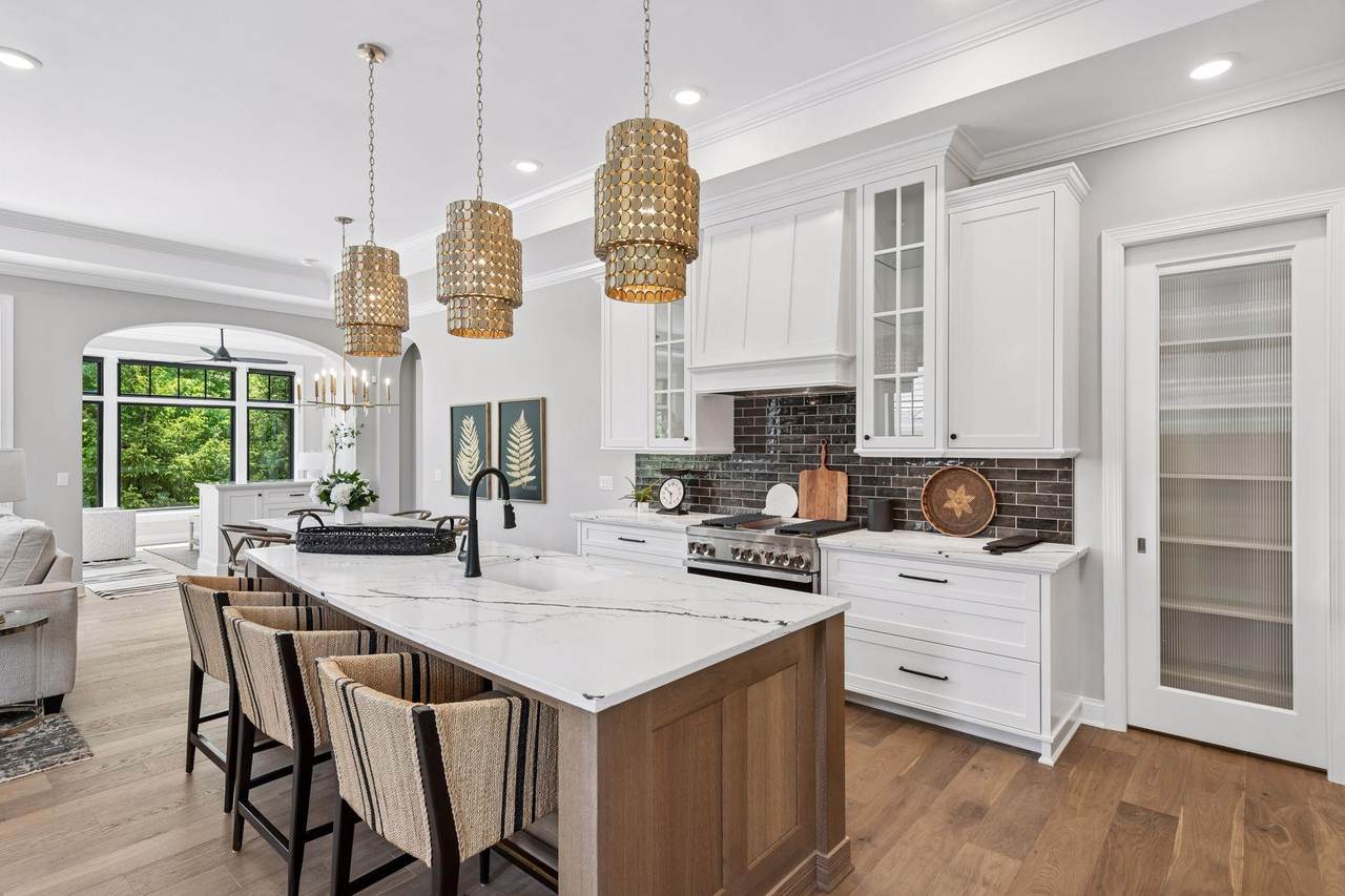264 Wayzata Boulevard - Photo 1