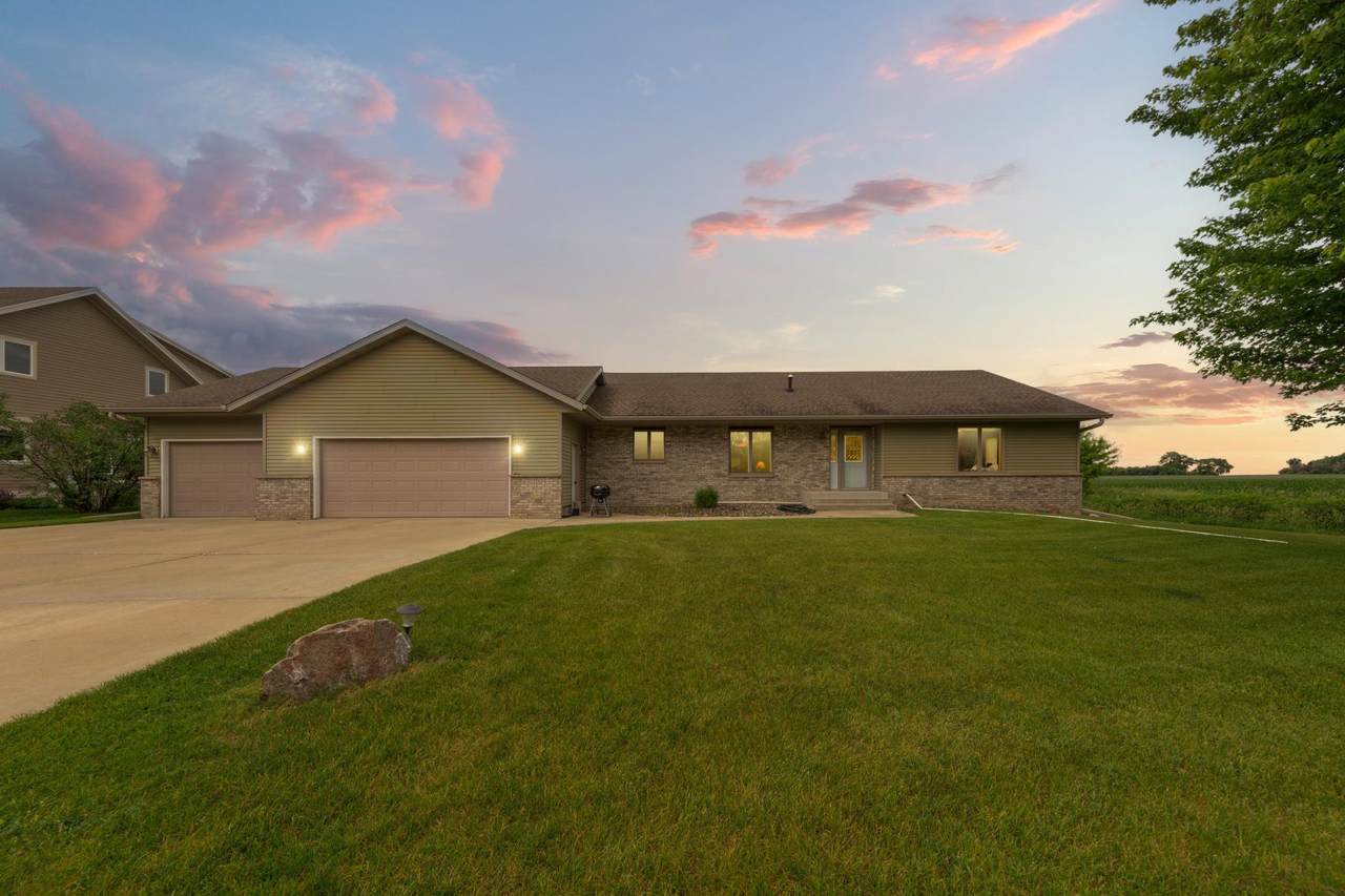 1555 Greenleaf Road - Photo 1