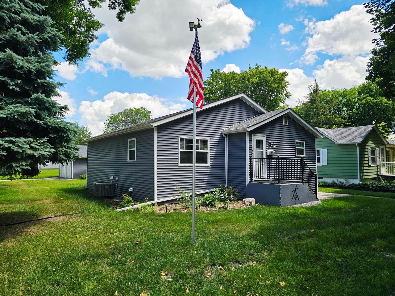924 6th Street - Photo 1