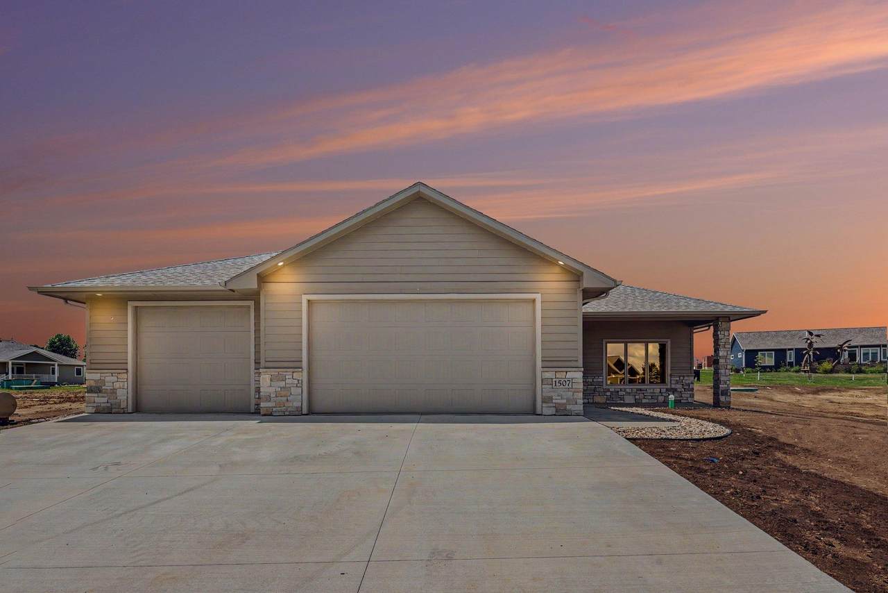 1507 Buffalo Ridge Drive - Photo 1