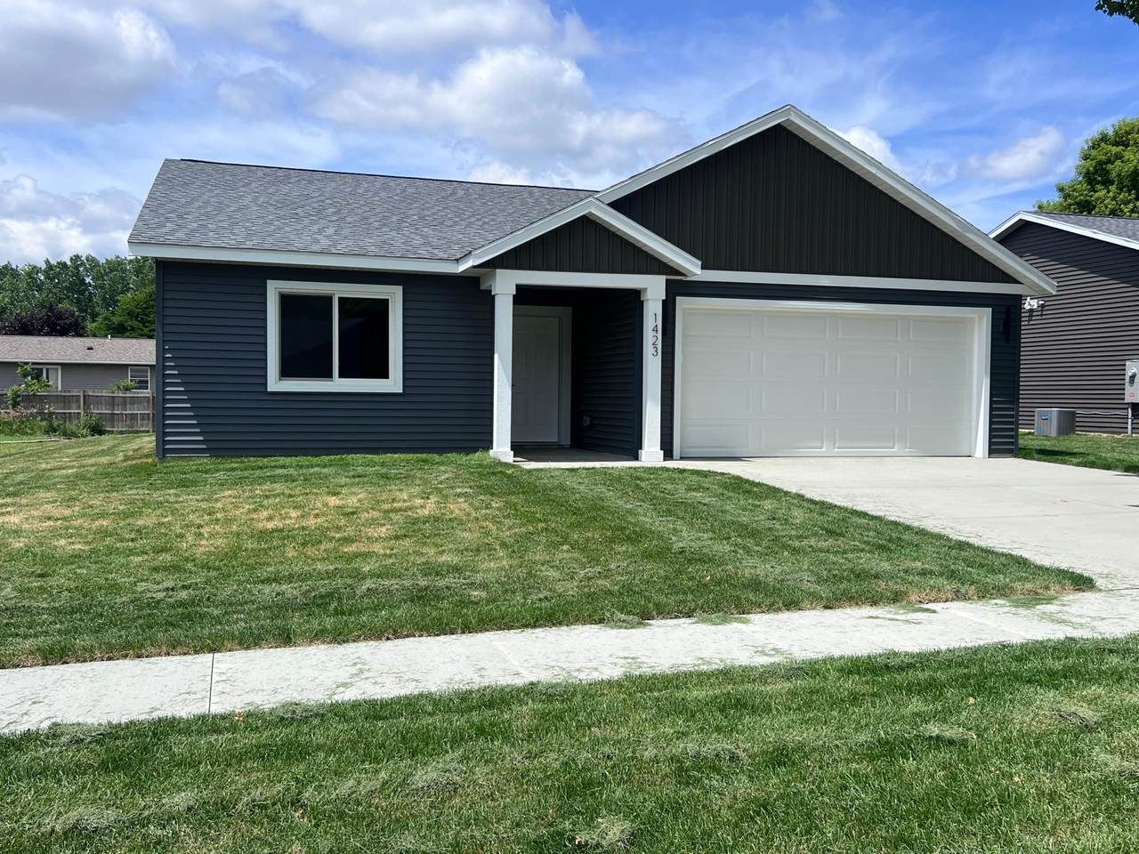 1423 Sunrise Avenue - Photo 1