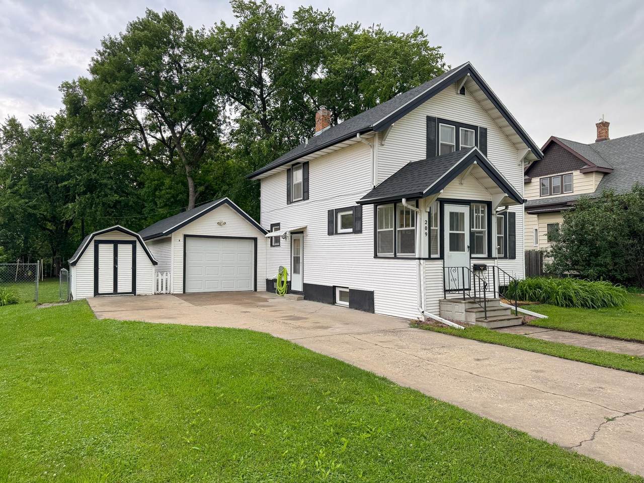 209 11th Street - Photo 1