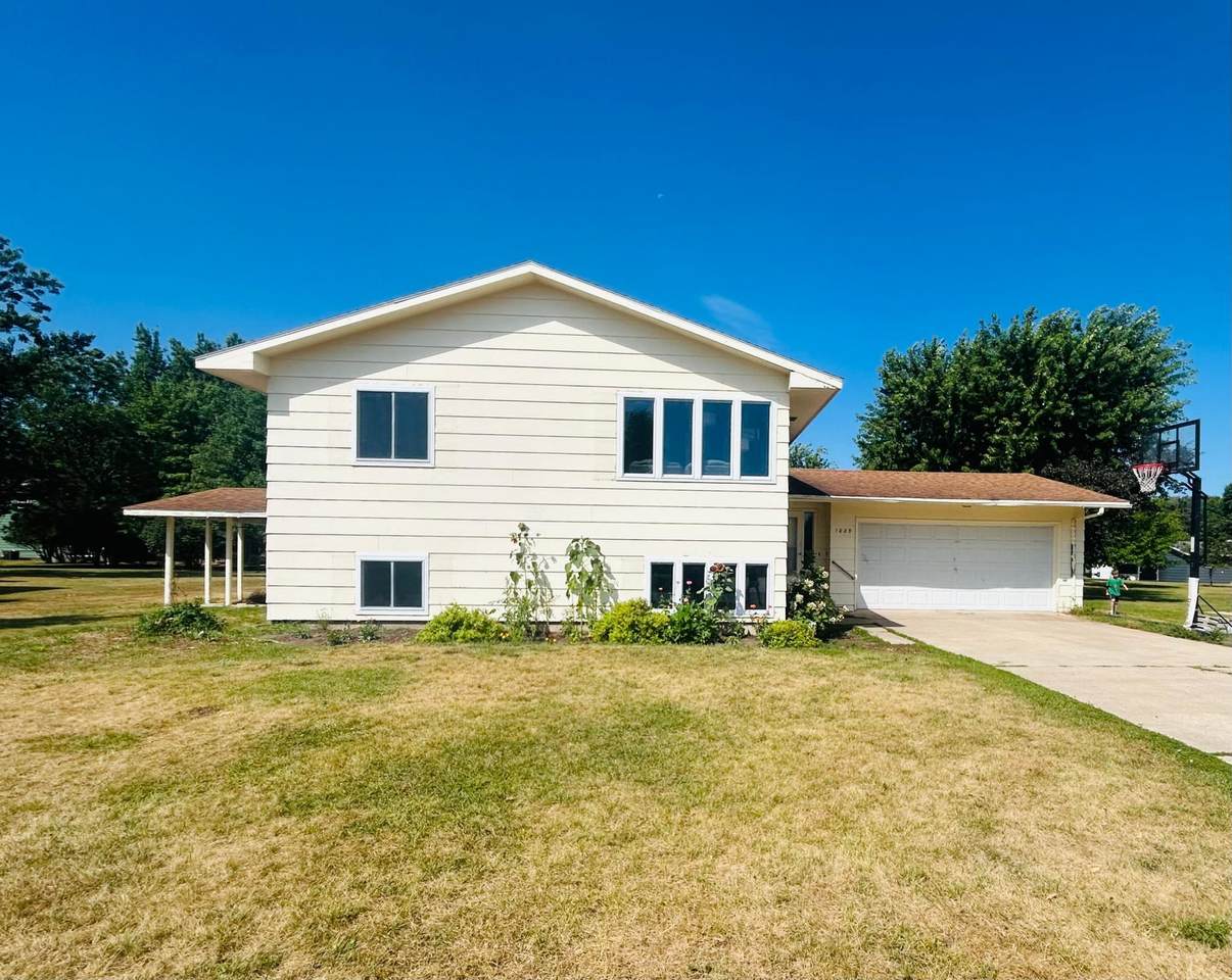 1025 9th Street - Photo 1