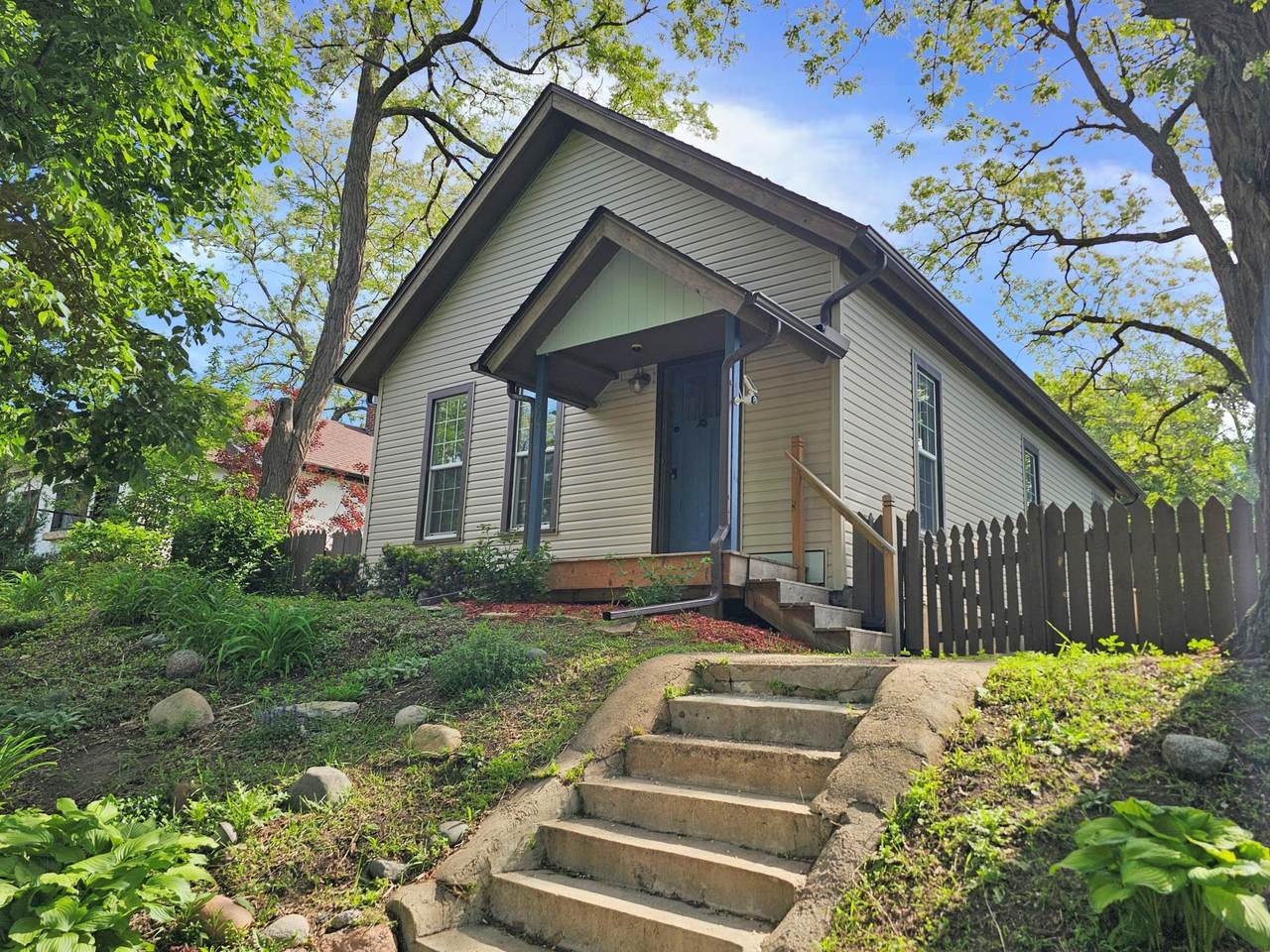906 Russell Street - Photo 1