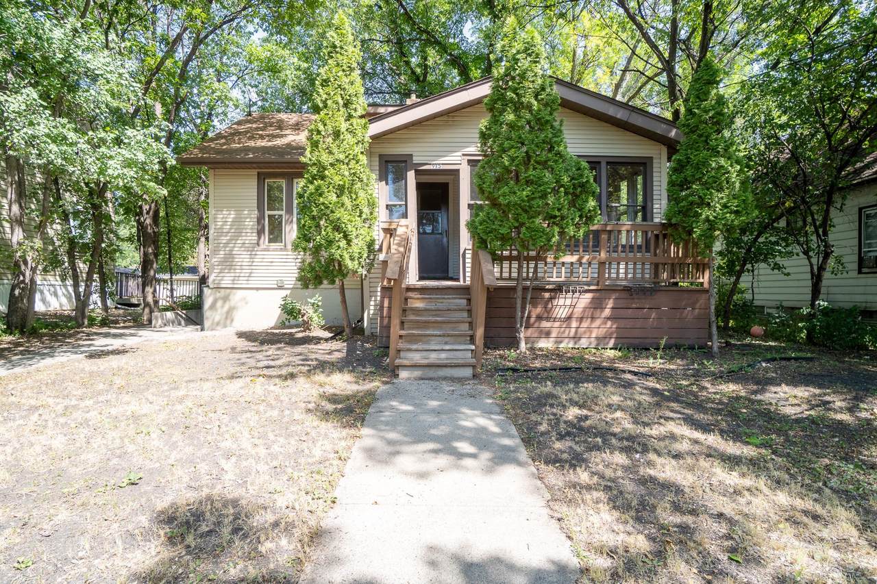 915 College Street - Photo 1