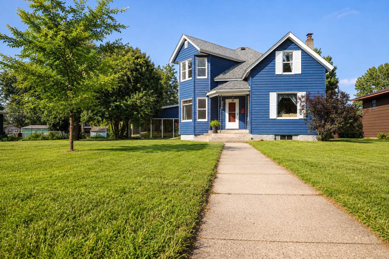 924 6th Street - Photo 1