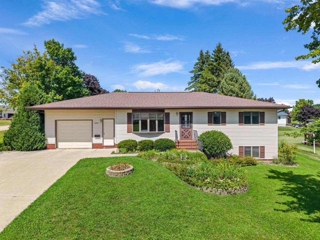 442 Sunnyside Drive - Photo 1