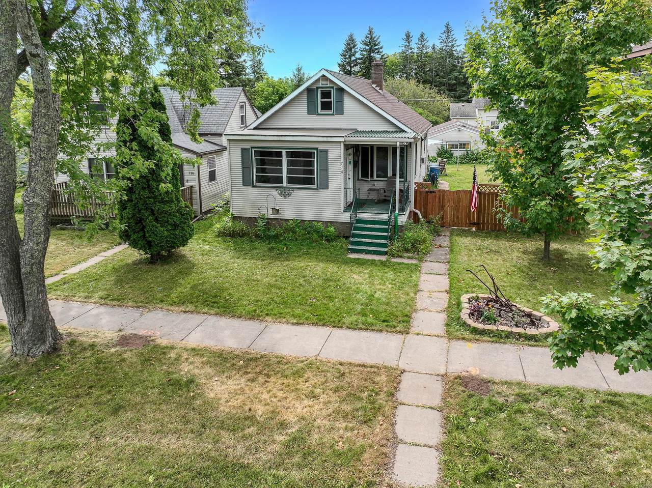 718 Broadway Street - Photo 1