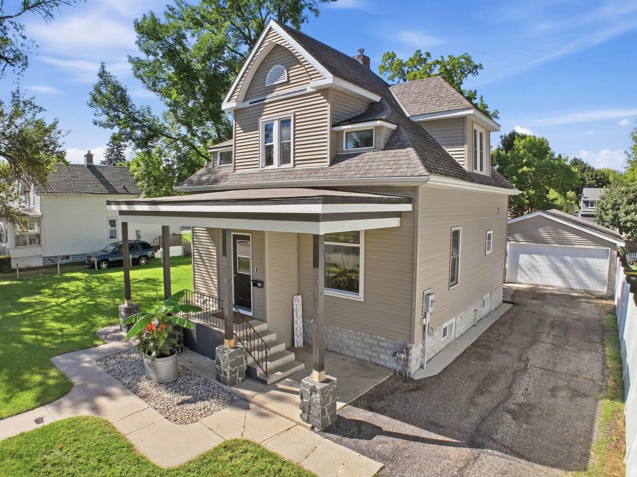 718 6th Street - Photo 1
