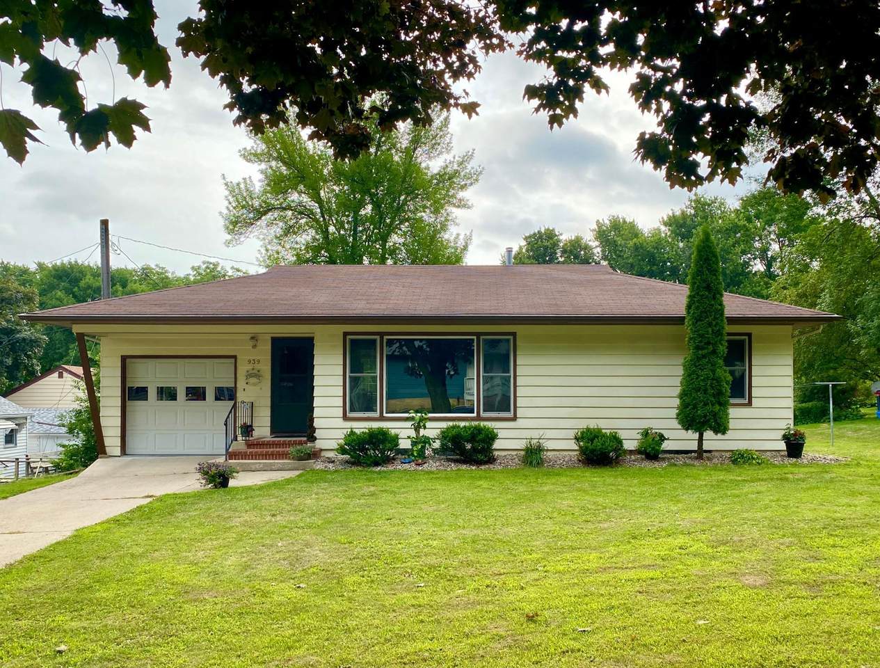 939 Redwood Drive - Photo 1