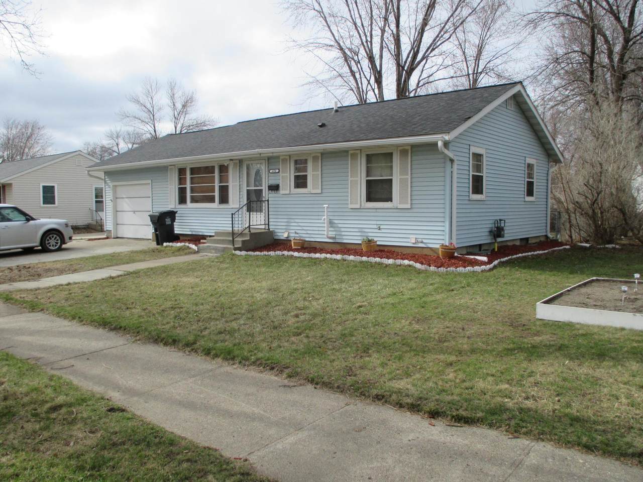 604 Southview Drive - Photo 1