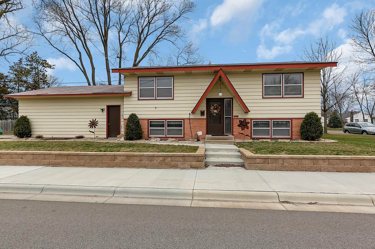 3205 10th Street - Photo 1