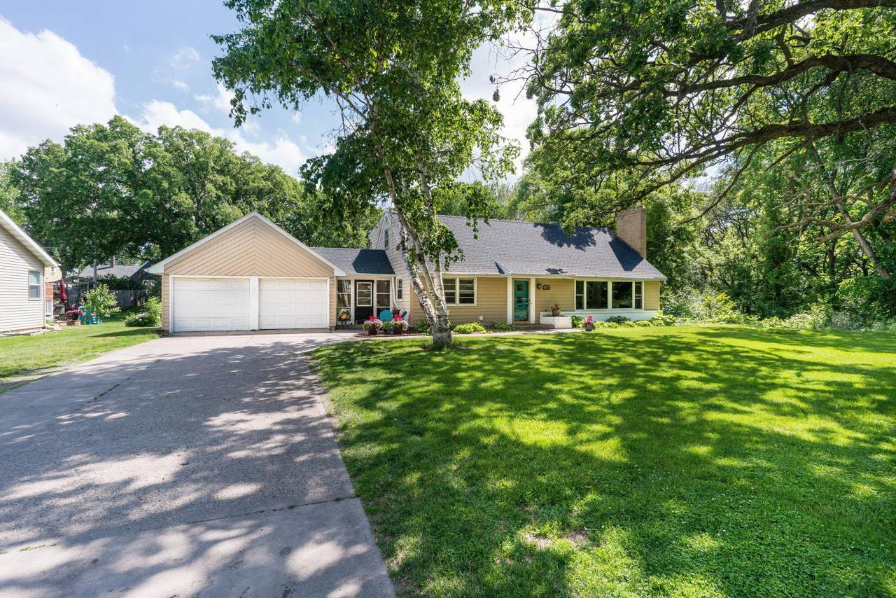 1039 Summit - Photo 1